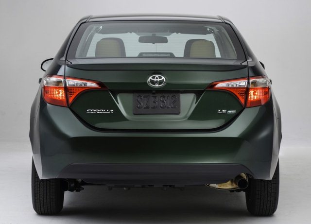 Toyota Corolla yeşil renkli arka çapraz görünüm