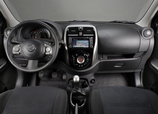Nissan Micra gösterge paneli ve orta konsol