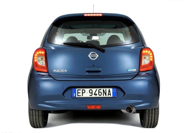 Nissan Micra arkadan üç çeyrek görünüm