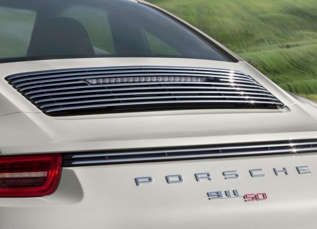 Porsche 911 50 özel seri amblemi