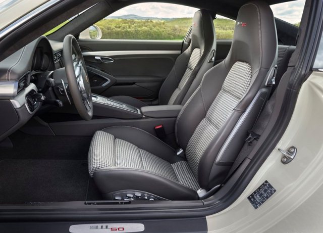 Porsche 911 50. yıl özel modelinin Pepita koltukları