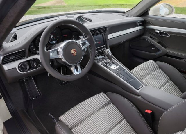 Porsche 911 50. yıl özel modelinin direksiyonu