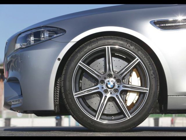 2014 BMW M5 hafif alaşım jant detayı