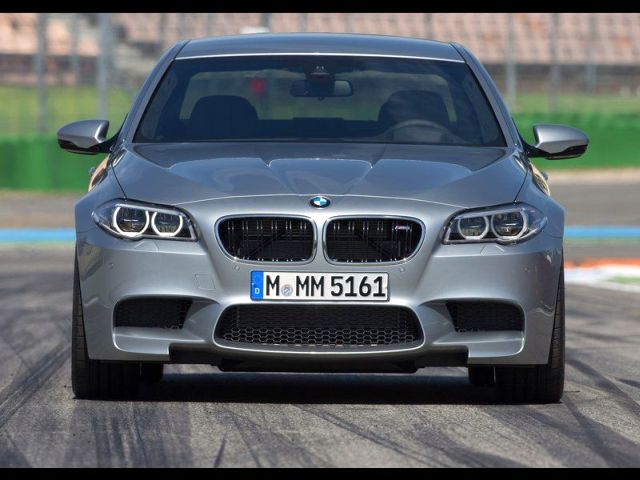 BMW M5 önden görünüm ve M5 logolu ızgara