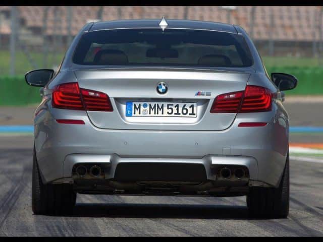BMW M5 arka görünüm ve dört egzoz çıkışı