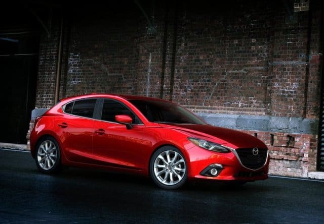 Kırmızı Mazda 3 hatchback ön tasarımı