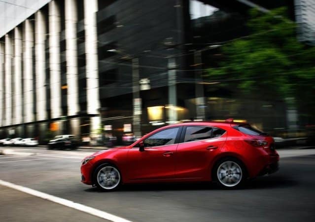 Mazda 3 kırmızı hatchback yan profili