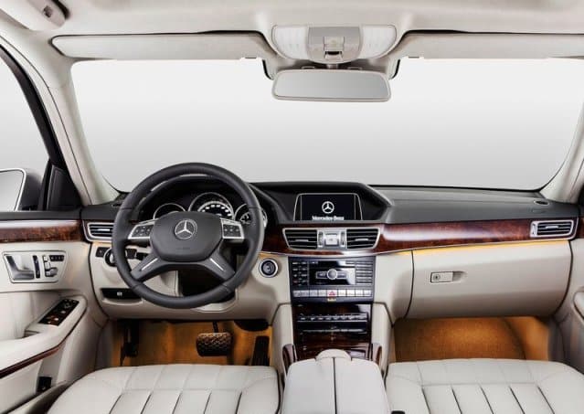 E-Class L açık renkli gösterge paneli ve ön kabin