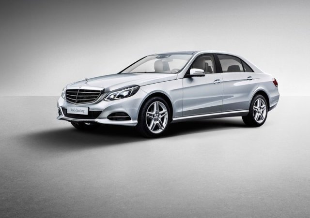 E-Class L klasik ızgaralı ön üç çeyrek görünüm