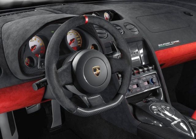 Lamborghini Gallardo Squadra Corse kokpiti ve gösterge paneli