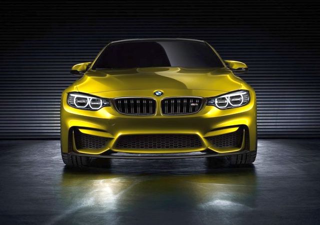Sarı BMW M4 konsept otomobil ön görünümü