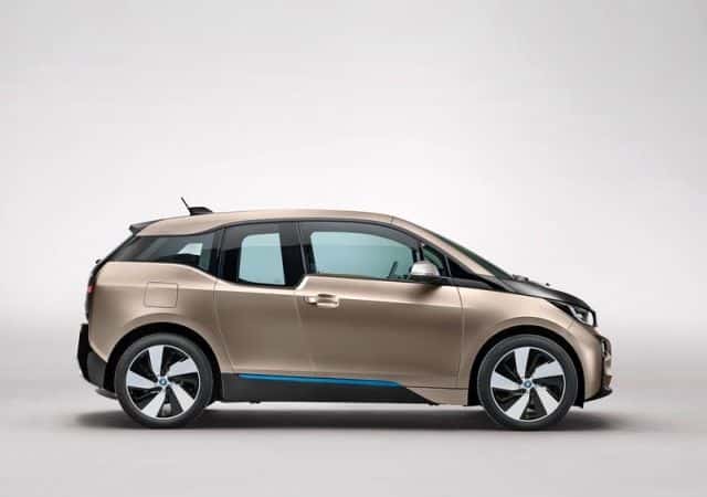BMW i3 şehir ortamında yan görünüm