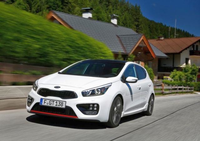 Beş kapılı Kia GT ön ızgara ve gündüz farları