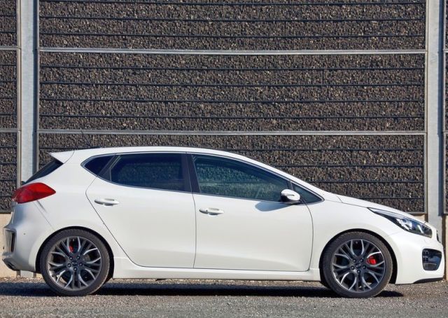 Beş kapılı Kia GT yan profil
