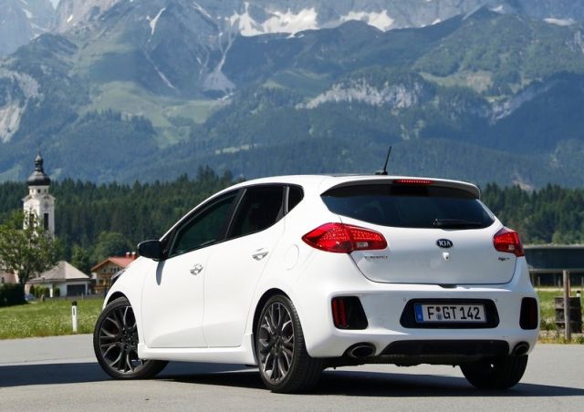 Kia GT arka farlar ve gövde ayrıntıları