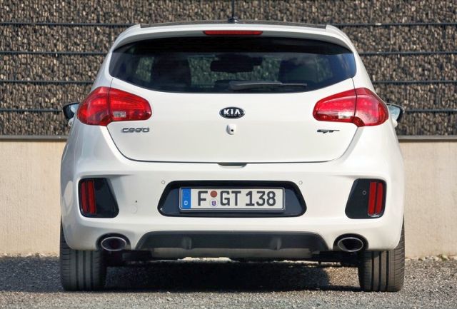 Kia GT çift egzozlu arka görünüm