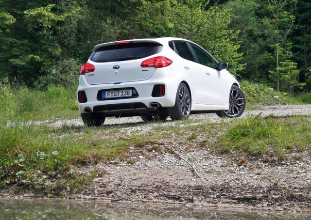 Kia GT arka tampon ve bagaj kapağı