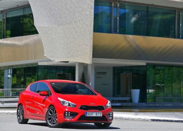 Kırmızı Kia pro ceed GT ön üç çeyrek görünümü