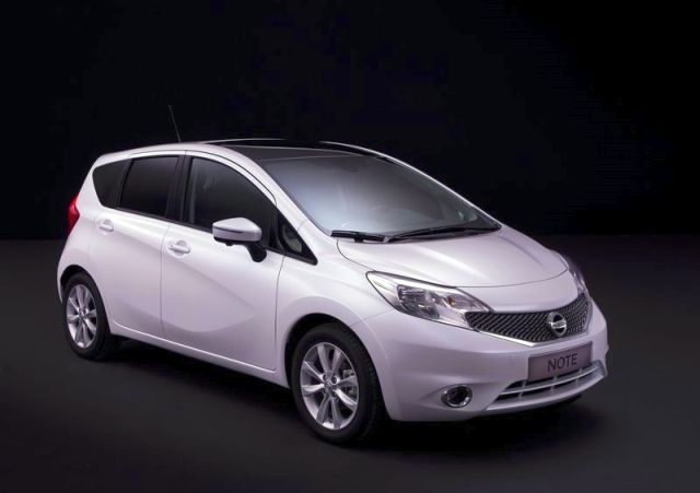 Nissan Note E12 ön çapraz görünüm