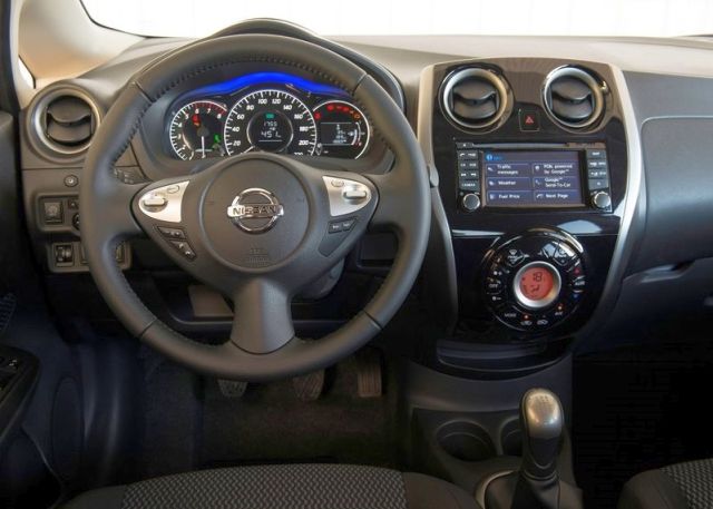 Beyaz Nissan Note E12 ön yan görünüm