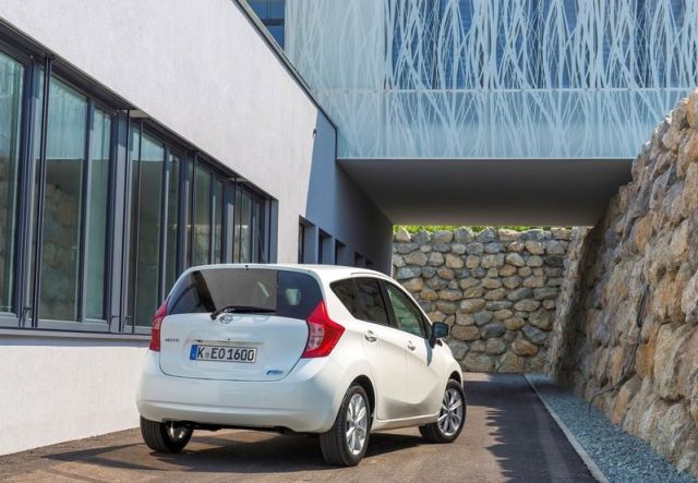Nissan Note E12 beyaz arka görünüm