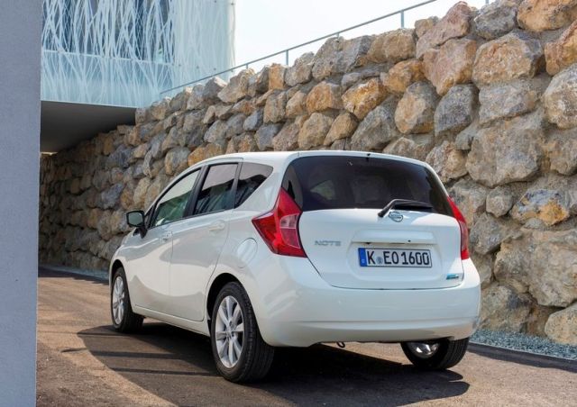 Nissan Note E12 arka çapraz görünüm
