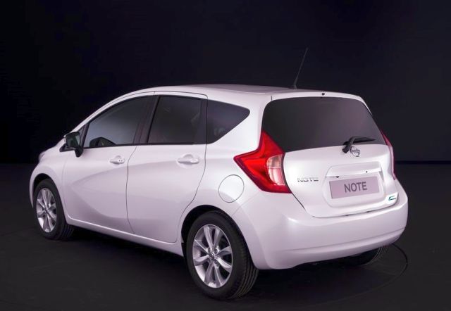 Beyaz Nissan Note E12 arka yan görünüm