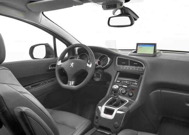 Peugeot 5008 gösterge paneli ve orta konsol