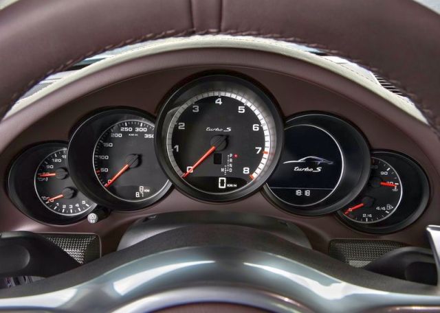 Porsche 911 Turbo S gösterge paneli ve direksiyon