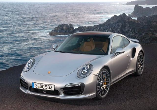 Porsche 911 Turbo S önden üç çeyrek görünüm