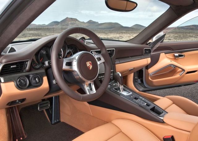 Porsche 911 Turbo S deri koltukları ve orta konsolu