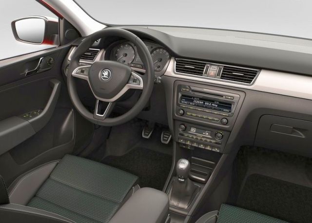 Skoda Rapid Spaceback gösterge paneli ve ön kabini