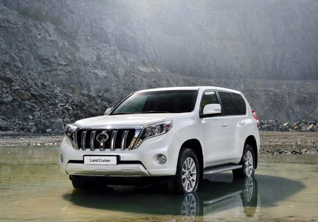 2014 Toyota Land Cruiser ön görünümü