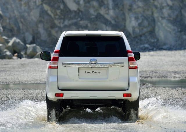 Toyota Land Cruiser arkadan üç çeyrek görünüm