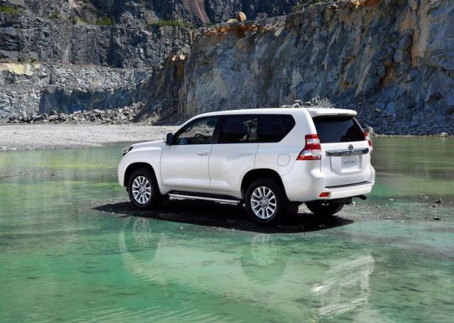Toyota Land Cruiser arka kapı ve stop lambaları