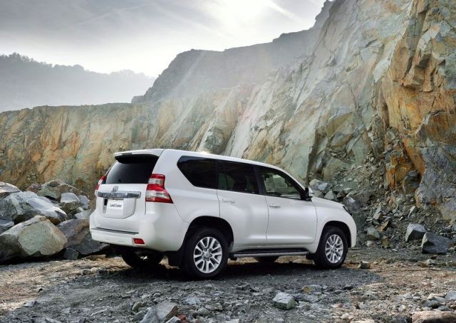 Toyota Land Cruiser arka gövde görünümü