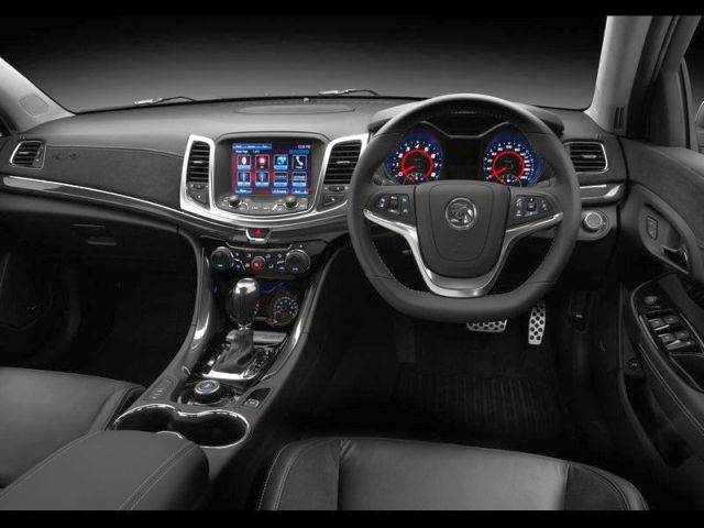 Vauxhall VXR8 GTS gösterge paneli ve ön kabini