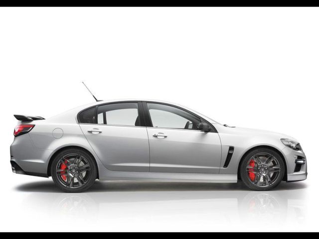 2014 Vauxhall VXR8 GTS beyaz gövde yan görünümü