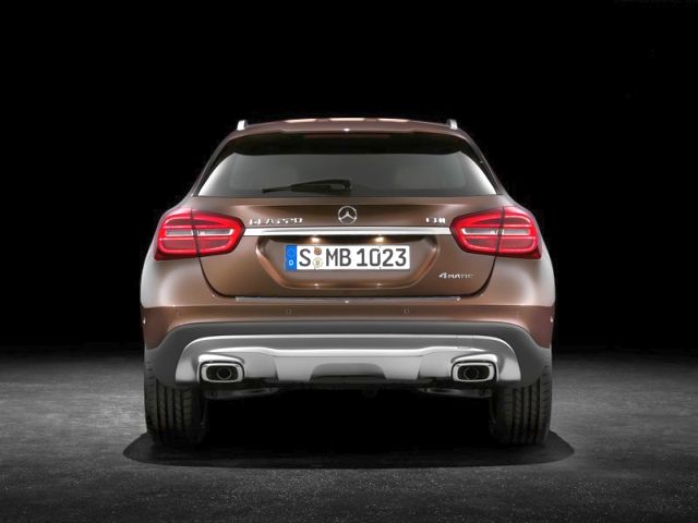 Mercedes-Benz GLA ön bölüm ve kaput çizgileri