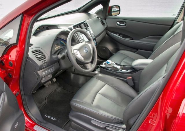 Nissan Leaf ön koltukları ve iç mekan görünümü