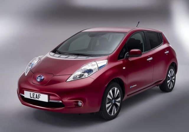 Kırmızı Nissan Leaf ön üç çeyrek görünümü