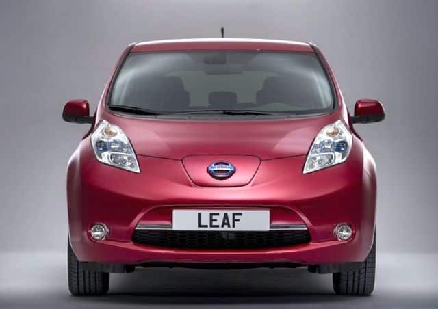 Kırmızı Nissan Leaf önden görünüm