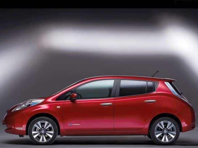 Kırmızı Nissan Leaf yan profil görünümü