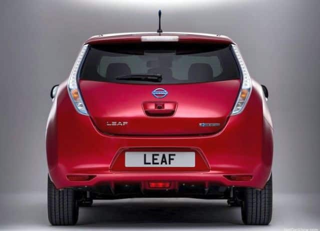 Kırmızı Nissan Leaf arka üç çeyrek görünümü