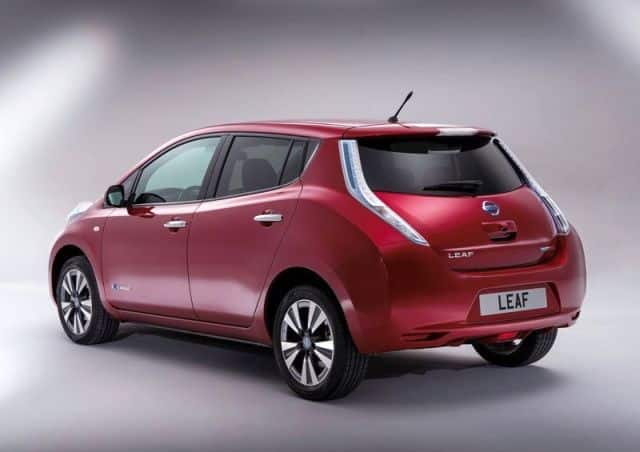 Kırmızı Nissan Leaf arkadan görünüm