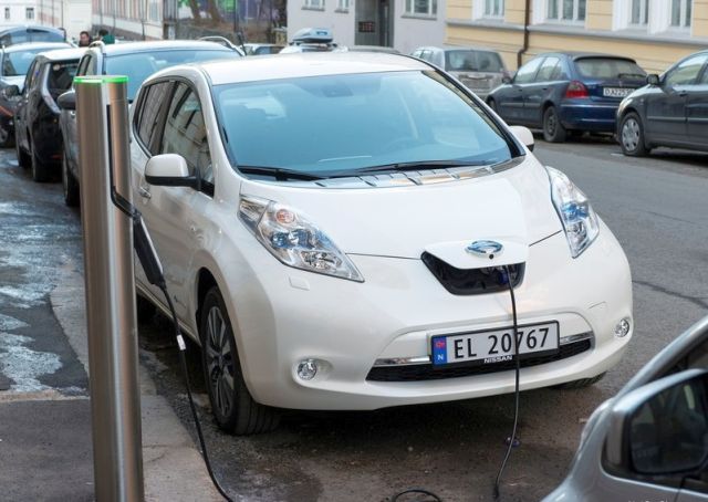Beyaz Nissan Leaf elektrikli otomobil yan görünümü