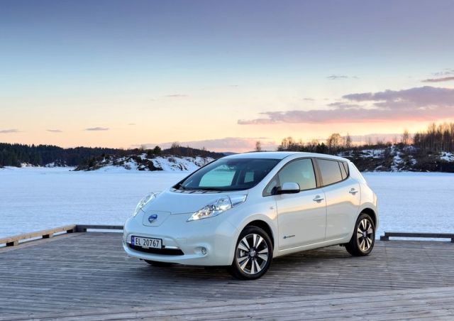 Beyaz Nissan Leaf ön bölüm detayları