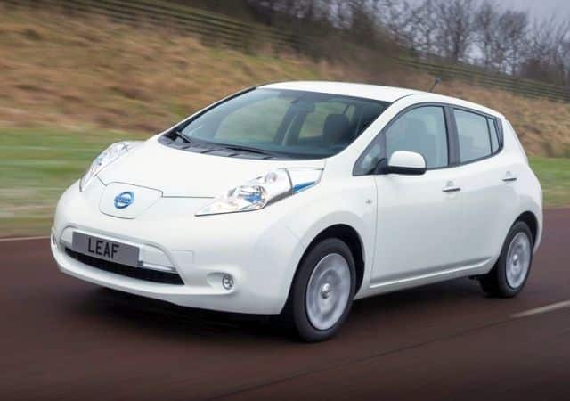 Beyaz Nissan Leaf önden görünüm