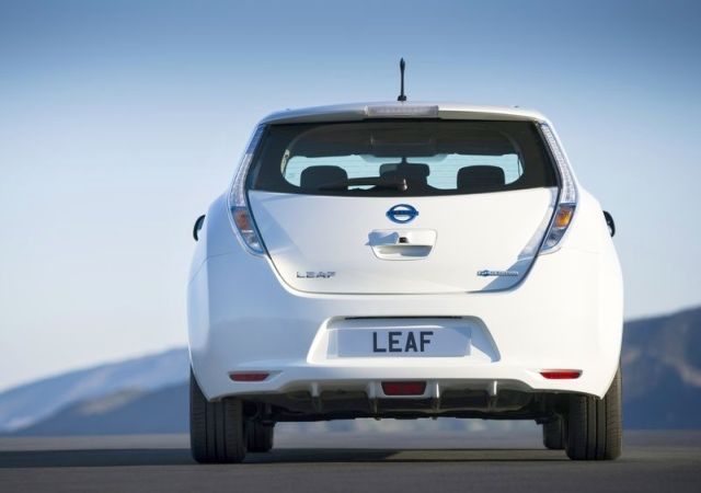Beyaz Nissan Leaf arka üç çeyrek görünümü
