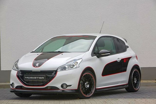 Musketier modifiyeli Peugeot 208 arka üç çeyrek görünümü